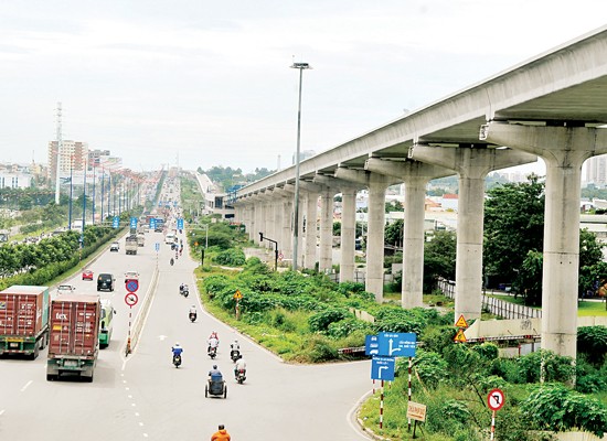 The piles of the under construction Ben Thanh-Suoi Tien metro route along Hanoi Highway, HCMC (Photo: SGGP) The piles of the under construction Ben Thanh-Suoi Tien metro route along Hanoi Highway, HCMC (Photo: SGGP)